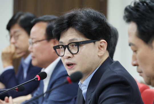 한동훈 국민의힘 대표가 22일 여의도 당사에서 열린 당 최고위원회의에서 발언을 하고 있다.<연합뉴스 사진>